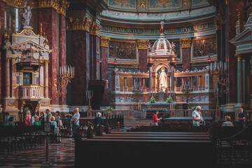 Obraz premium BUDAPEST, HUNGARY - JULY 15, 2019: St. Stephen's Basilica, interior. Statue of St. Stephen.