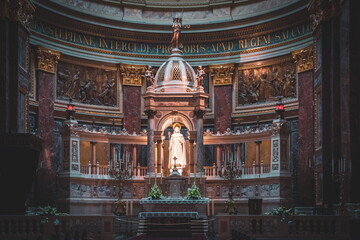 Fototapeta premium BUDAPEST, HUNGARY - JULY 15, 2019: St. Stephen's Basilica, interior. Statue of St. Stephen.