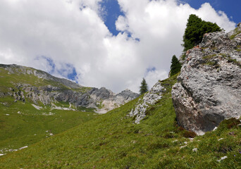 Fototapeta na wymiar suggestiva immagine delle belle montagne dolomitiche in estate