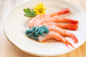 卵と海老のみそを和えて食べる甘海老のさしみ