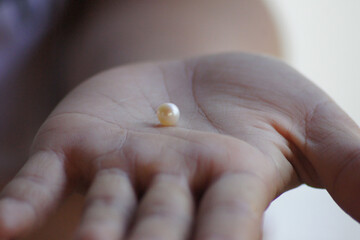 presentation of a pearl in a Hand
