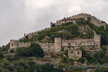 Fototapeta na wymiar Die Burg Castello di San Nicola de Thoro-Plano in Maiori an der Amalfiküste in Kampanien, Italien
