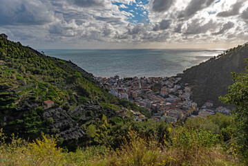 Fototapeta na wymiar Blick auf den Ort Maiori an der Amalfiküste in Kampanien, Italien 