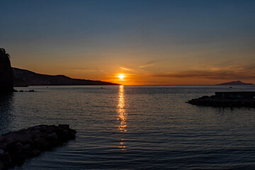 Fototapeta na wymiar Sonnenuntergang über dem Mittelmeer bei Meta in Kampanien in Italien 
