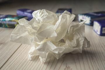 Weiß zerknülltes Papiertaschentücher mit Verpackung 