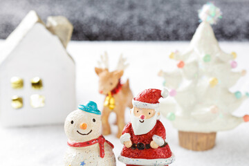 サンタクロース、スノーマンとトナカイ（クリスマスのイメージ）