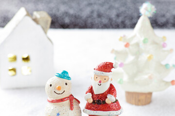 サンタクロースとスノーマン（クリスマスのイメージ）