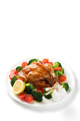 クリスマスの料理と白いバックグラウンド（チキンの丸焼き）