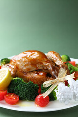 緑色の背景で撮影したクリスマスの料理（チキンの丸焼き）