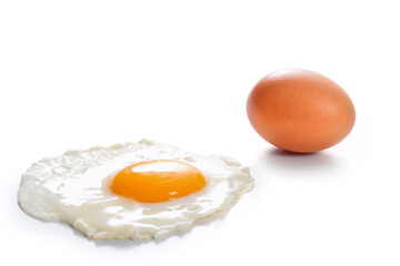 
oeuf au plat isolé sur fond blanc