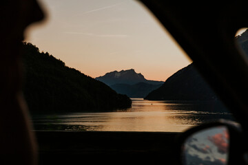 podróż po pięknych szwajcarskich górach. Zachód słońca, woda i wiatr. - obrazy, fototapety, plakaty