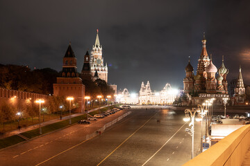 Obraz premium View on the Red Square. St. Basil's Cathedral and the Spasskaya Tower of the Moscow Kremlin with chimes.