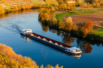 Frachtschiff fährt auf dem Fluss Neckar bei Kirchheim am Neckar