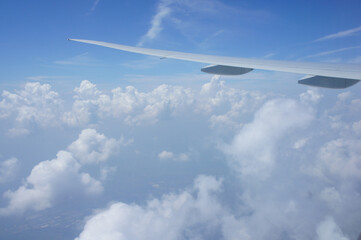 Fototapeta na wymiar 飛行機の翼と雲
