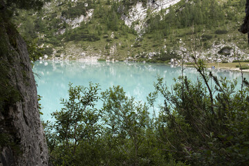 Lago di Sorapis in mezzo le dolomiti