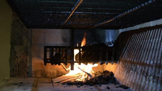 fuego en parrilla para preparar asado comida t&iacute;pica y tradicional cordoba argentina