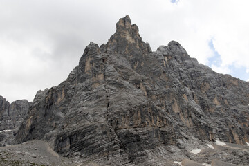 Fototapeta premium escursione tra le montagne delle dolomiti