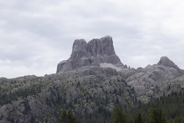 ammirare la cima delle dolomiti