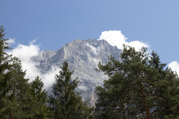 ammirare le dolomiti in una giornata di sole