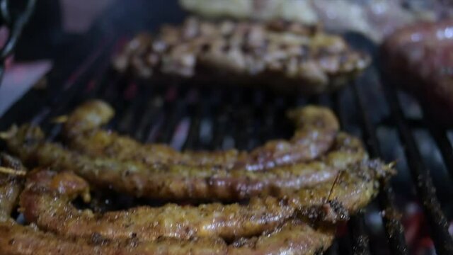 primer plano de chinchulin asado a la parrilla comida tipica y tradicional cordoba argentina