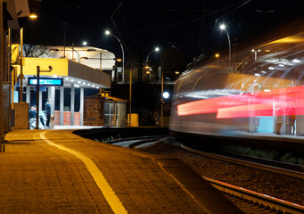 Fototapeta na wymiar Durchfahrender ICE im Bahnhof