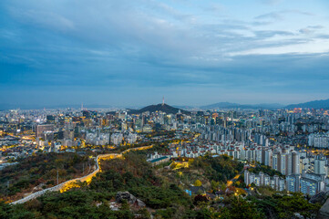 Obraz premium Night skyline of Seoul with Seoul tower, South Korea.