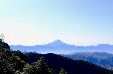 奥秩父連峰金峰山方面から見る富士山