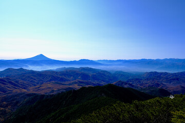 奥秩父連峰金峰山方面から見る富士山