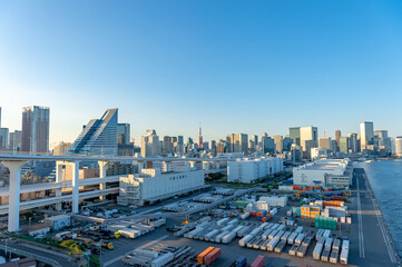 Fototapeta premium 東京都港区芝浦埠頭から見た倉庫街の景色