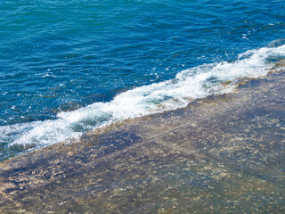 堤防の波打ち際