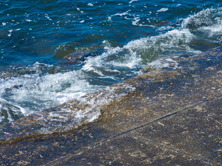 堤防の波打ち際