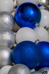 esferas de navidad azul y plata