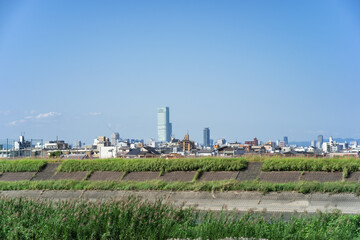 Fototapeta na wymiar 堺市北花田付近の大和川堤防からあべのハルカス方向の都市風景