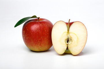 白い背景に赤いリンゴ