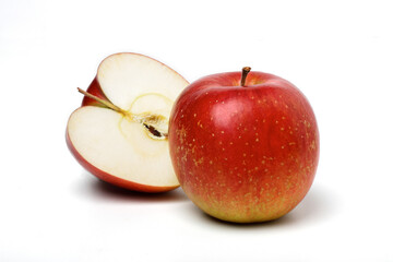 白い背景に赤いリンゴ