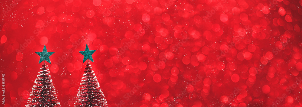 Aufkleber merry christmas and happy new year text over xmas tree and green start on red glitter sparkling ligh