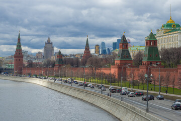 Obraz premium Cloudy April day on the Kremlin embankment. Moscow, Russia