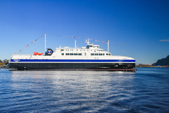 TTS (Torghatten traffic company) gas ferry MF Landegode arrives in Br&oslash;nn&oslash;ysund
the government wants to facilitate emission-free solutions on ferries along the norwegian coast.