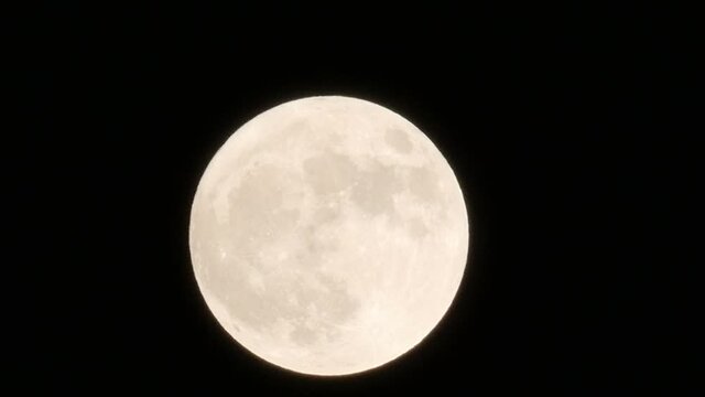 満月　アップ　きれい　月光