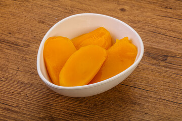 Sweet mango slices in syrop
