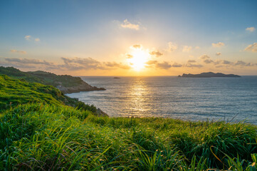 Obraz premium Beautiful scenery of sunrise by the sea