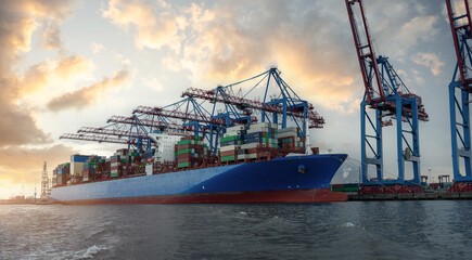 Großes Containerschiff im Hamburger Hafen