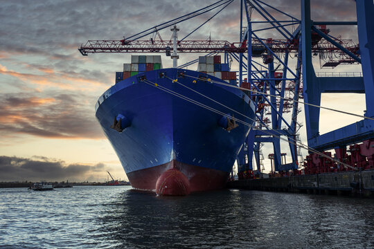 Gro&szlig;es Conterschiff im Hamburger Hafen 