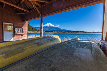 Fototapeta na wymiar 湖と富士山