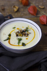 Selleriecremesuppe mit Haselnüssen und Petersilie