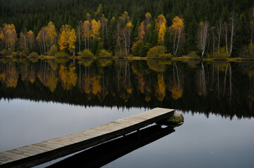 Steg in den Herbstsee