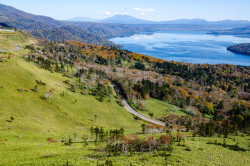 秋の美幌峠から見た屈斜路湖と道路、斜里岳　車なし（北海道・弟子屈町）