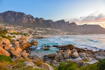Photo sur Plexiglas Plage de Camps Bay, Le Cap, Afrique du Sud Camps Bay with 12 Apostles at the background, Cape Town, Western Cape, South Africa