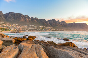 Maiden& 39 s Cove in Camps Bay met 12 apostelen op de achtergrond, Kaapstad, West-Kaap, Zuid-Afrika