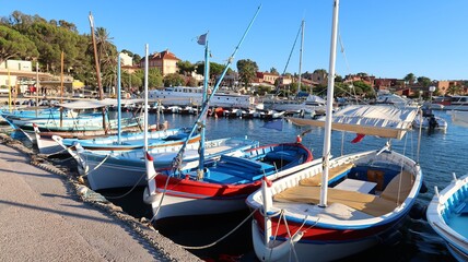Fototapeta na wymiar Barques dites « pointus », petits bateaux de pêche traditionnels colorés de la mer Méditerranée, amarrés dans le port de l’île de Porquerolles, au large de la ville d’Hyères (France)